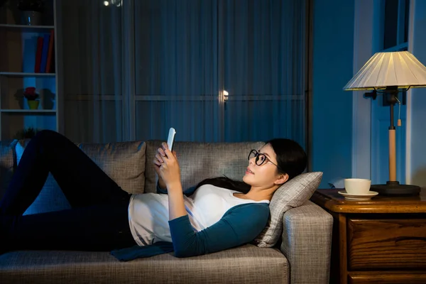 Mujer de negocios viendo teléfono móvil relajante — Foto de Stock