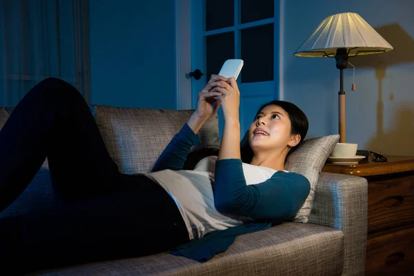 Asiático chino oficina señora descansando en el sofá — Foto de Stock