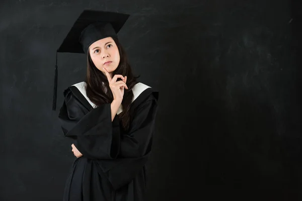 Asijské spolužák zmatený po absolvent — Stock fotografie
