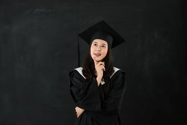 Koncept vzdělávání, absolvent a žena — Stock fotografie