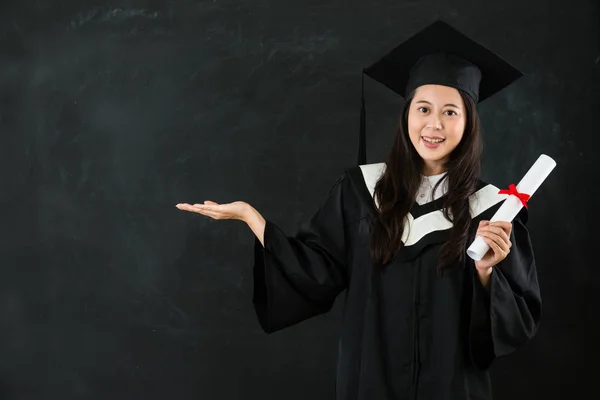 Žena dostat diplom otevřené ruky — Stock fotografie