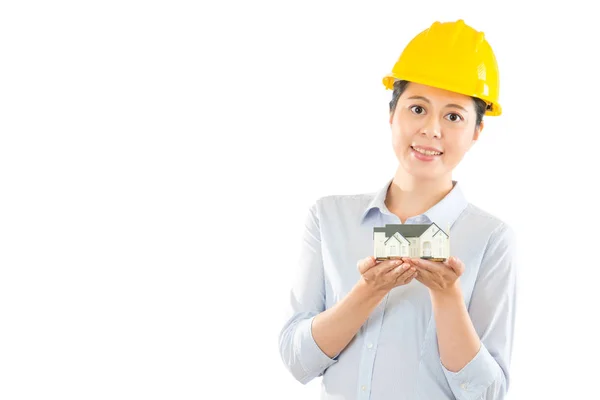 Mujer ingeniero holding casa modelo — Foto de Stock