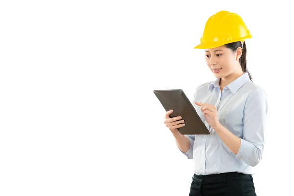 Trabajador de la construcción usando tableta digital — Foto de Stock