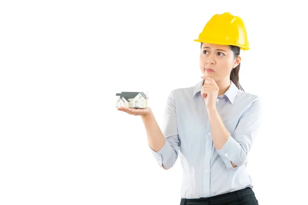 Una mujer constructora sosteniendo modelo de casa — Foto de Stock