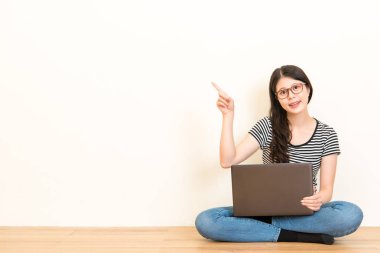 birçok fikir işaret eden genç kadın portre