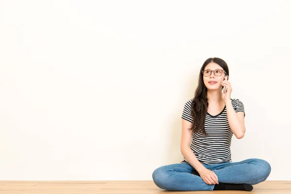 Encantadora mujer llamando con teléfono celular — Foto de Stock