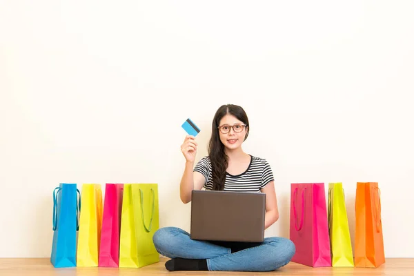Perempuan yang menunjukkan kartu kredit menggunakan sistem e-commerce — Stok Foto