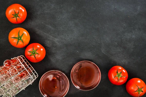 Viele Tomaten machen eine rote Flüssigkeit durch die Wissenschaft — Stockfoto