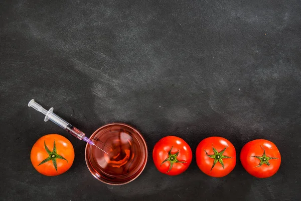 Usando equipamentos de tubo testando tomate científico — Fotografia de Stock