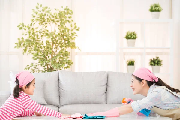 Anne ve çocuklar oynarken ve temizlik