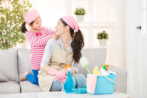 Feliz madre sentir hija muy filial piedad —  Fotos de Stock