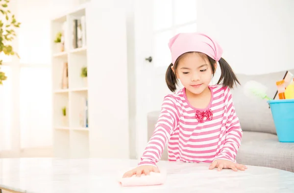 Glückliches kleines Mädchen lernt Putzen — Stockfoto