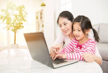 Anne ve kızı bilgisayar oynamak