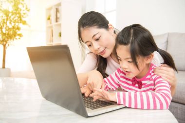 Anne kızı bilgisayarını öğretim 