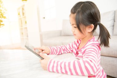 Dijital tablet kullanırken liseli kız