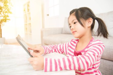 Dijital tablet kullanmaktan zevk eğleniyor kız