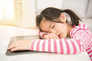 tablet pad önünde kız yüz aşağı