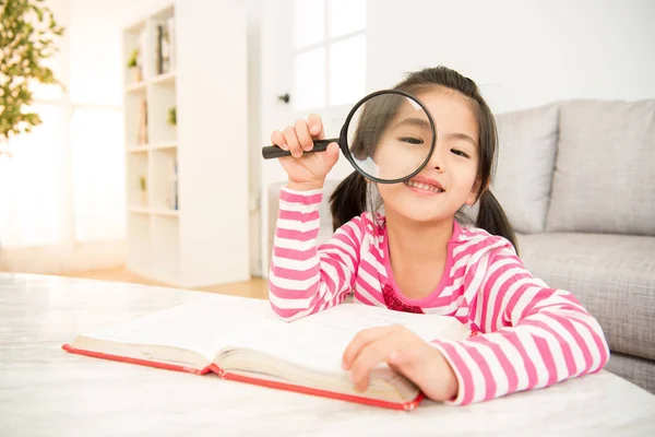 Estudante menina lendo com lupa — Fotografia de Stock