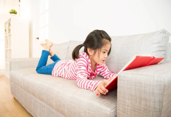 hikaye kitabı okuma kanepeye uzanmış kız