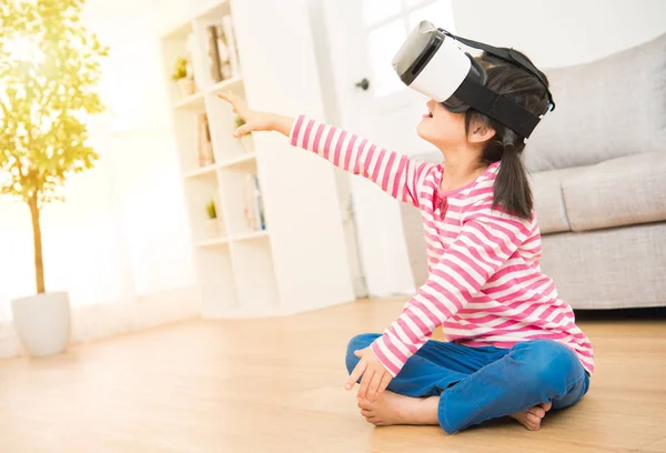 Menina desfrutar com fone de ouvido realidade virtual — Fotografia de Stock