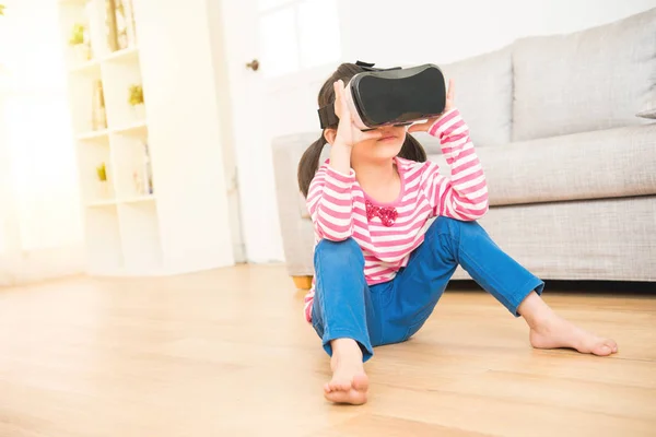 Meisje op zoek in een Vr bril apparaat — Stockfoto