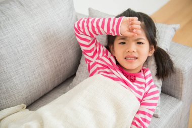 hastalık ve başında el ile kız