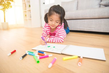 güzel kız keçeli kalemle çizim