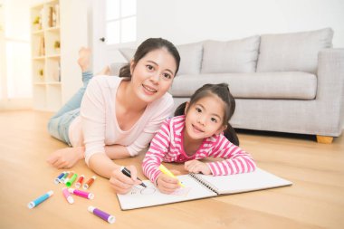 annesi ile kız boyama çizim