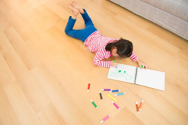 Enfants couchés près des carnets de croquis — Photo