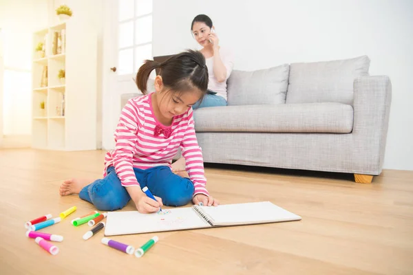 Mutter arbeitet und Kinder zeichnen — Stockfoto