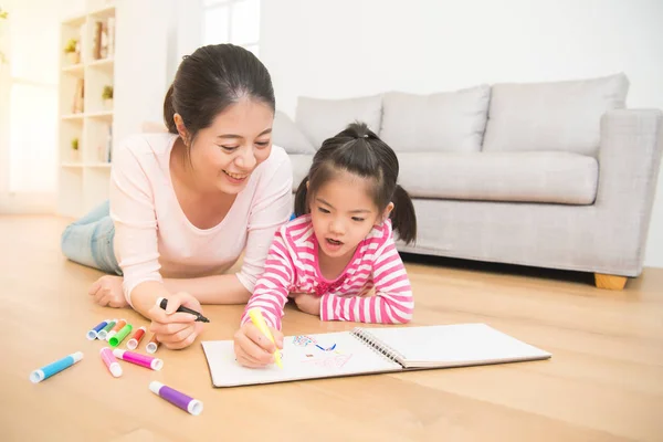 Moeder en dochter samen verf — Stockfoto