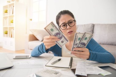 Çinli Asyalı kadın sayısı para