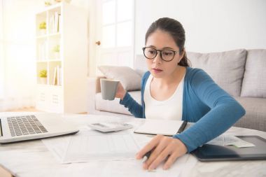 Asyalı kadın yazma kağıda bilgisayar tablet kullanma