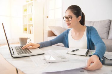kadın faturaları dizüstü bilgisayar tarafından hesaplanması