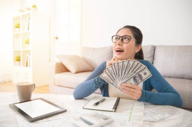 heyecanlı öğrenci para dolar tutan