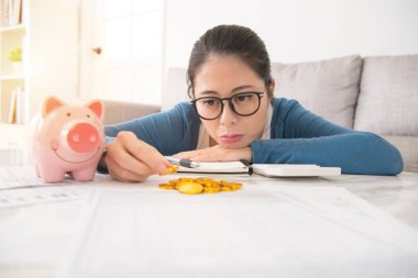 kadın tutun para üzgün sayma pan