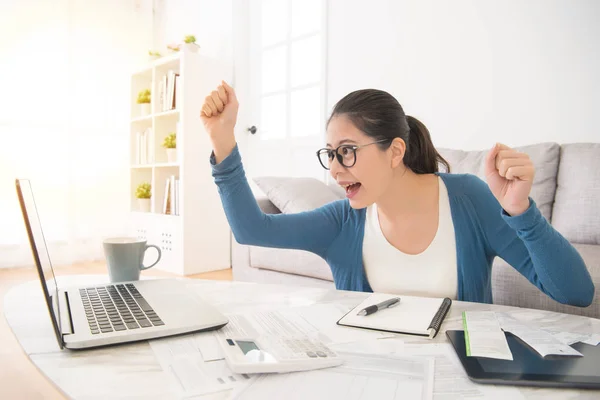 China mujer asiática levantar manos celebrar el éxito — Foto de Stock