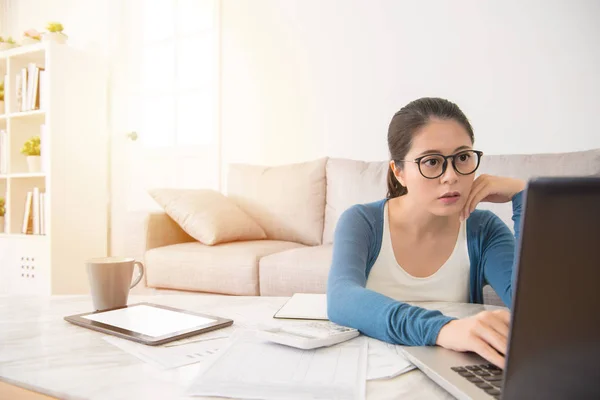 Kvinna som använder en bärbar dator Kontrollera räkningar — Stockfoto