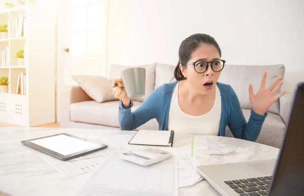 Preocupado sorprendido ama de casa doméstica — Foto de Stock