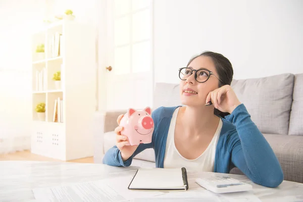 Mujer sosteniendo alcancía soñando — Foto de Stock