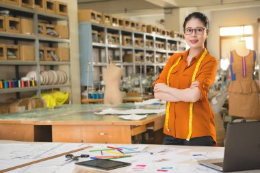 başarılı Moda Tasarımcısı'nın önden görünümü