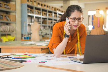Tasarımcısı kullanarak bilgisayar ve telefon görüşmesi