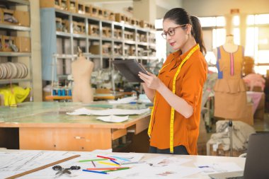 kadın Tasarımcısı kullanarak dijital tablo dokunmatik yüzey
