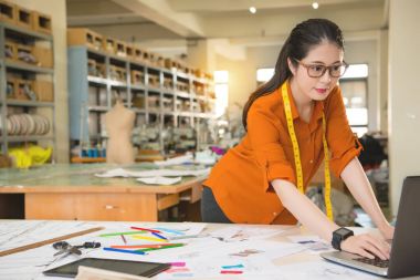 başarılı moda tasarımcısı bilgisayar kullanarak