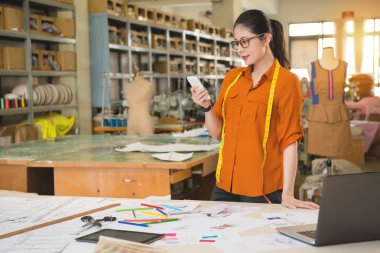 Çin Genç öğrenci kullanım mobil onay kroki