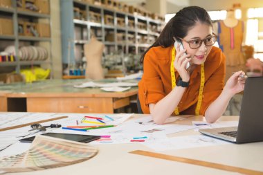 Çok ırklı Asyalı kız telefonda tartışmak 