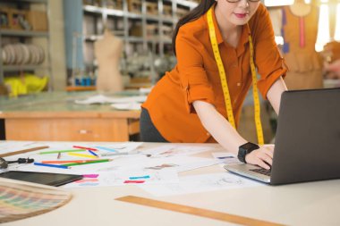 Bilgisayar üzerinde arama Çinli Asyalı kadın