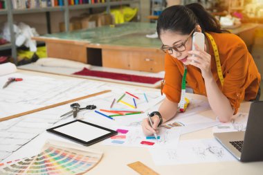 Çinli Asyalı kadın taliks kroki çizim.