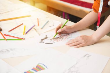 Genç Asyalı kadın kullanım kalem kroki çizim 