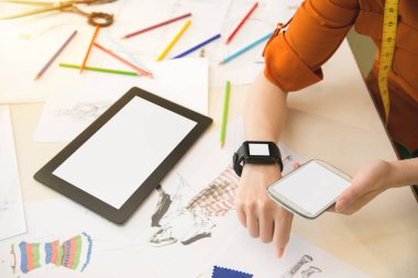 Genç tasarımcı kullanım mobile ve smartwatch